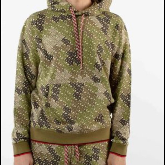 Burberry lightly used hoodie, comfy ,cotton, looks sharp, makes the look - Picture 3 of 6